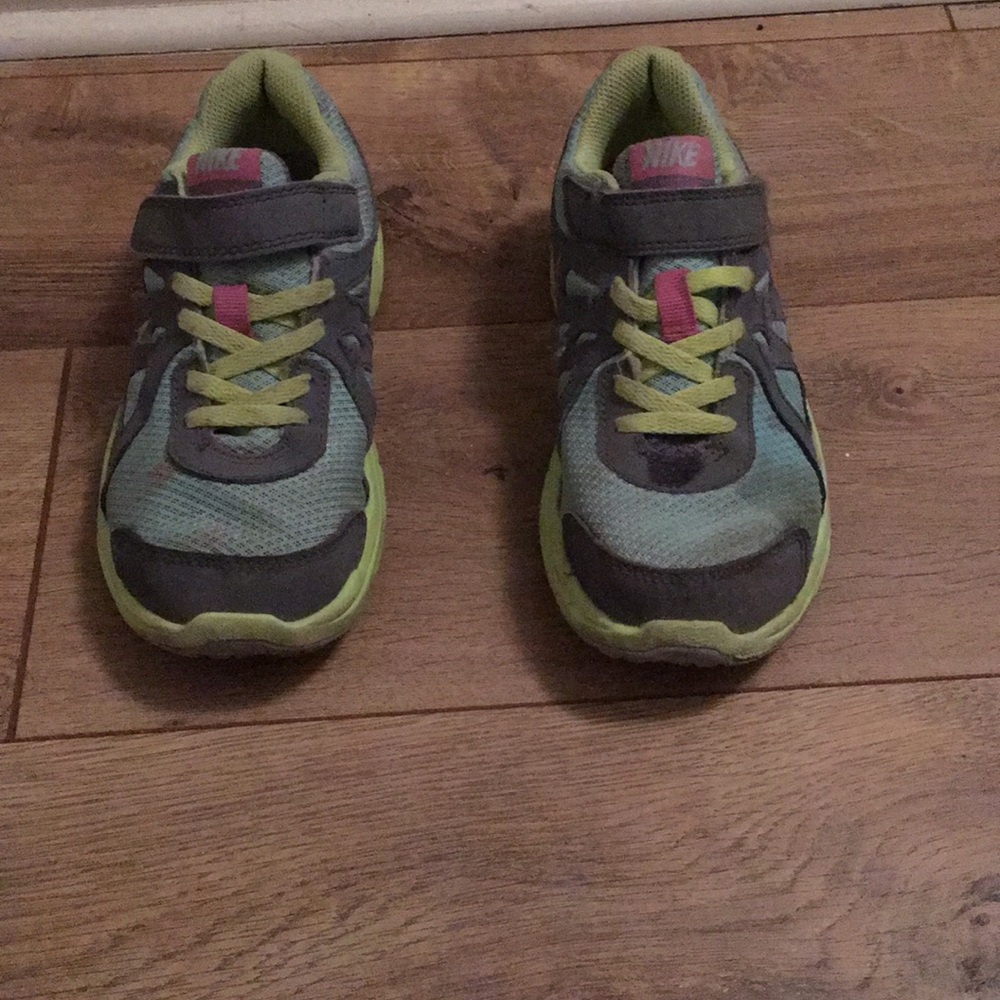 Girls Nike tennis shoes